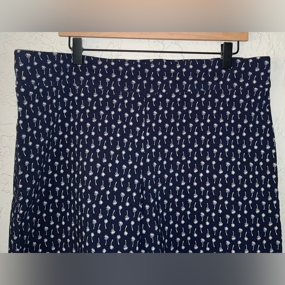 Croft & Barrow Navy Blue Palm Tree Patterned Women's Shorts - Picture 2 of 8